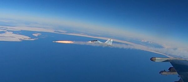 Учения истребительной авиации: 50 экипажей устроили воздушный бой над Тверской областью - Sputnik Латвия