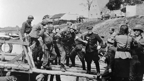 Советские и американские военнослужащие встречаются на реке Эльбе. - Sputnik Latvija