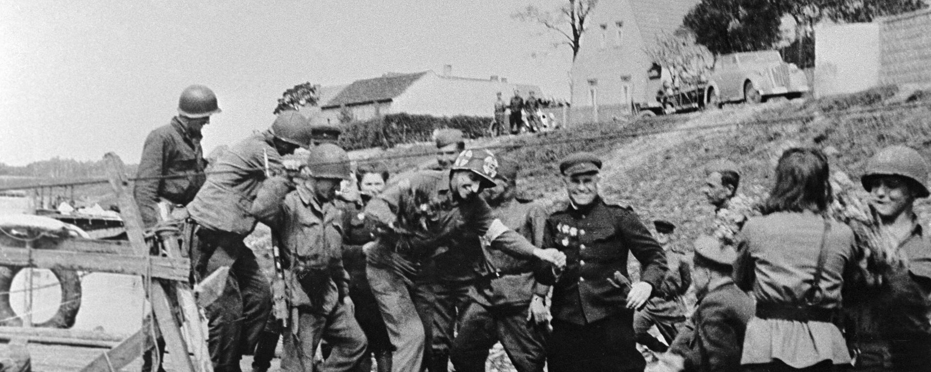 Советские и американские военнослужащие встречаются на реке Эльбе. - Sputnik Латвия, 1920, 08.05.2022