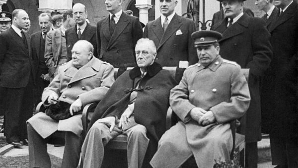 И. Сталин, Ф. Рузвельт и У. Черчилль на Крымской конференции в Ялте - Sputnik Latvija