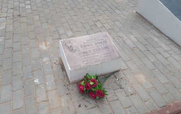 Могила Эрики Гайле на воинском братском кладбище в посёлке Максатиха Тверской области России - Sputnik Латвия