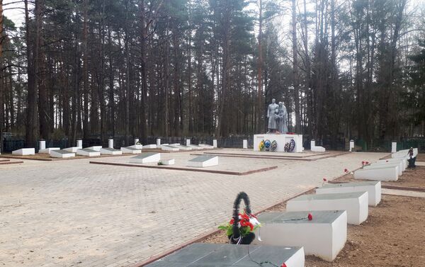 Воинское братское кладбище в посёлке Максатиха Тверской области России - Sputnik Латвия
