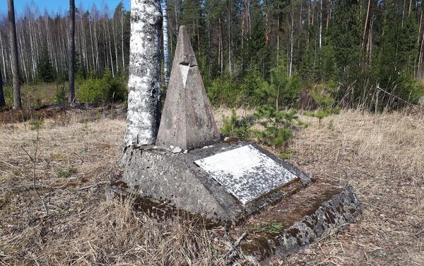Obelisks mežā pie Vijciema mūsdienās - Sputnik Latvija