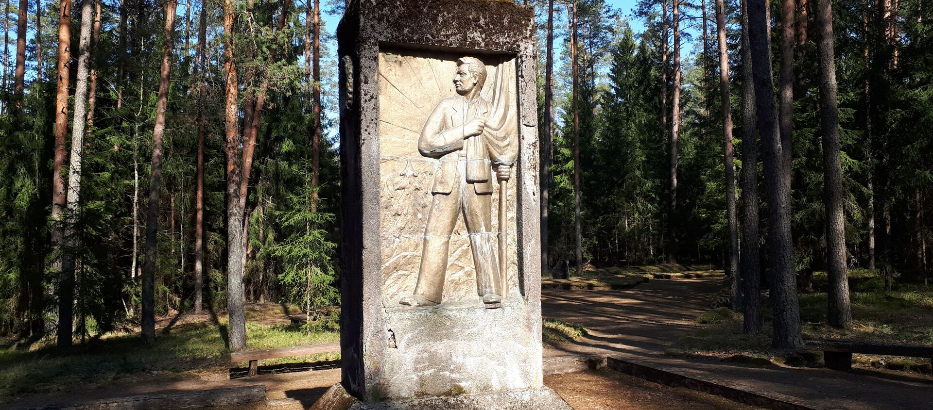 Памятник на кладбище жертв нацистского террора на горке Пинес под городом Валка - Sputnik Latvija, 1920, 09.05.2020
