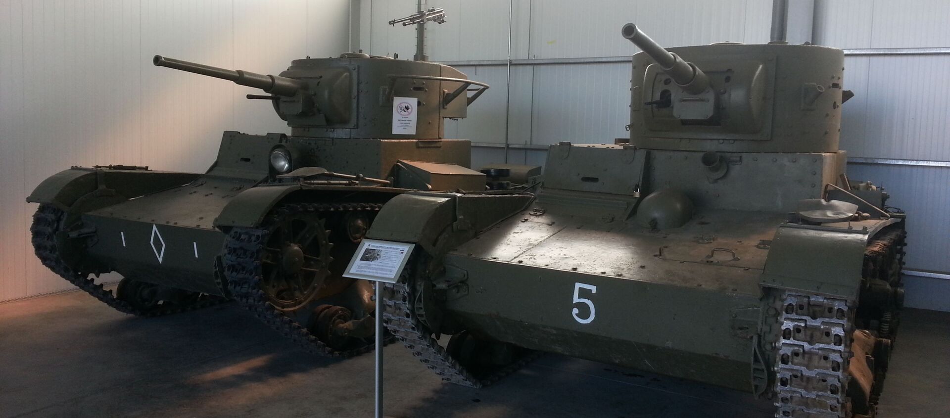 Танки Т-26, на которых воевали в Испании советские и республиканские танкисты, в экспозиции музея Эль-Голосо под Мадридом - Sputnik Latvija, 1920, 08.05.2020