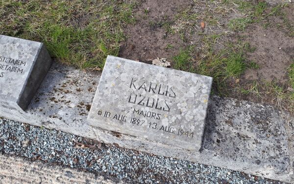 Могила Карла Озола на Братском кладбище в Риге - Sputnik Латвия