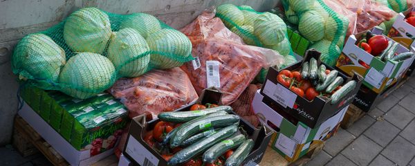 Фирмы жертвуют благотворителям Hosspis LV продукты питания,  из которых будут приготовлены обеды латвийским врачам, борющимся с коронавирусом - Sputnik Латвия