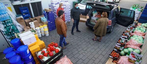 Фирмы жертвуют благотворителям Hosspis LV продукты питания, из которых будут приготовлены обеды латвийским врачам, борющимся с коронавирусом - Sputnik Латвия