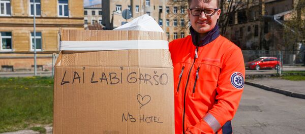 Врачи скорой помощи получают благотворительные обеды Врачи скорой помощи получают благотворительные обеды - Sputnik Латвия