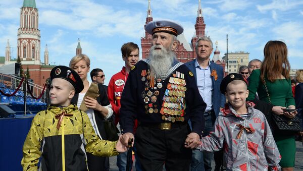 Ветеран с детьми перед началом военного парада в ознаменование 70-летия Победы в Великой Отечественной войне 1941-1945 годов - Sputnik Латвия