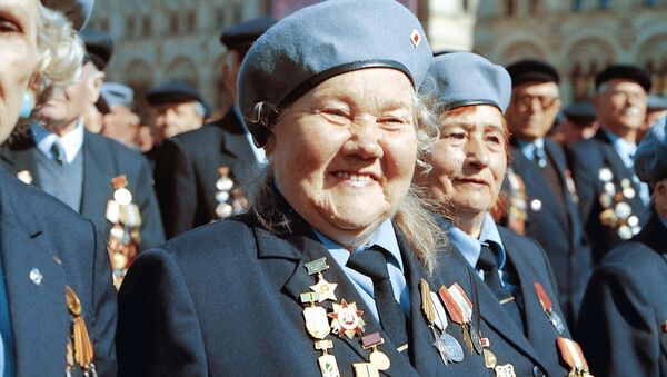 Ветераны Великой Отечественной войны во время парада на Красной площади в Москве - Sputnik Латвия