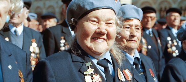 Ветераны Великой Отечественной войны во время парада на Красной площади в Москве - Sputnik Латвия