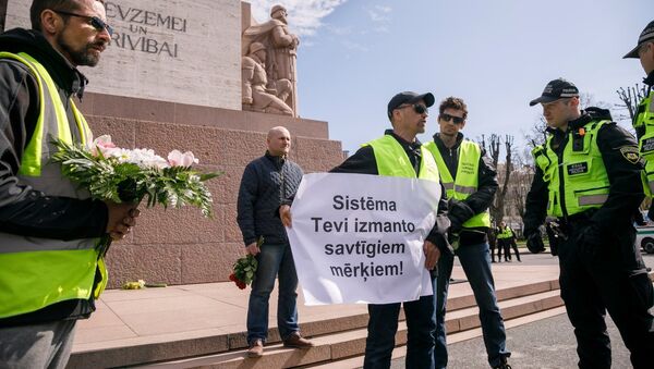 Пикет Фронта народной власти у памятника Свободы в Риге 1 мая - Sputnik Latvija
