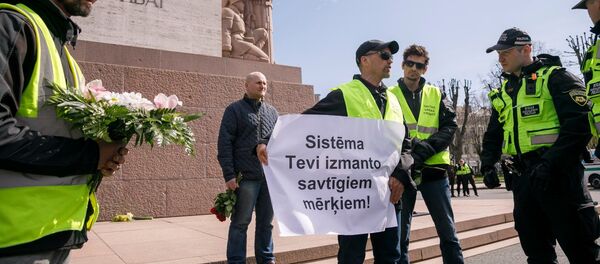 Пикет Фронта народной власти у памятника Свободы в Риге 1 мая - Sputnik Латвия