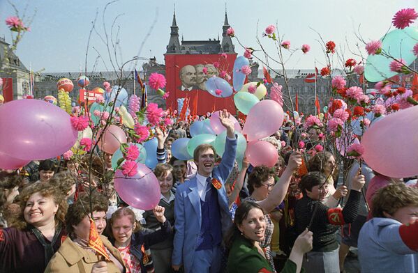 Праздничная первомайская демонстрация трудящихся столицы на Красной площади, 1984 год - Sputnik Латвия