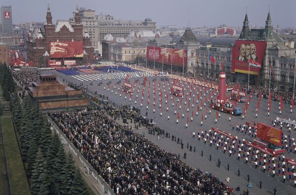 Физкультурный парад на Красной площади в День международной солидарности трудящихся, 1969 год - Sputnik Латвия