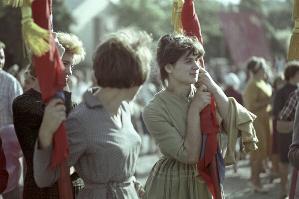 Работницы Тираспольской швейной фабрики имени 40-летия ВЛКСМ на праздновании 1 мая, 1964 год - Sputnik Латвия