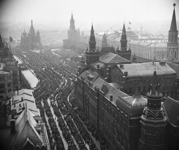 Первомайская демонстрация трудящихся на Красной площади в Москве, 1952 год - Sputnik Латвия