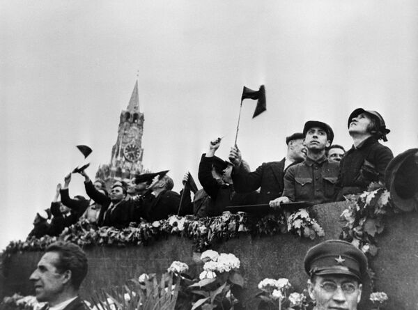 Гости Москвы на трибуне мавзолея Ленина во время первомайской демонстрации на Красной площади, 1934 год - Sputnik Латвия