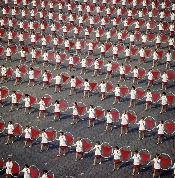 Выступление физкультурников на Красной площади в Москве в честь Дня международной солидарности трудящихся, 1974 год - Sputnik Латвия