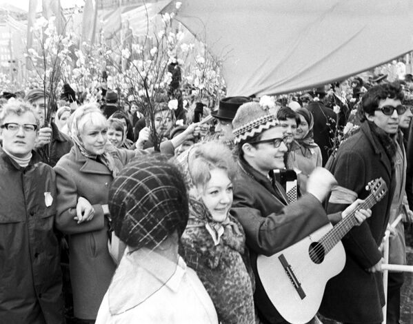 Первомайская демонстрация трудящихся на Красной площади, 1971 год - Sputnik Латвия