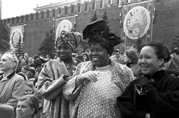 Гости из Африки на демонстрации в Международный День солидарности трудящихся, 1960 год - Sputnik Латвия