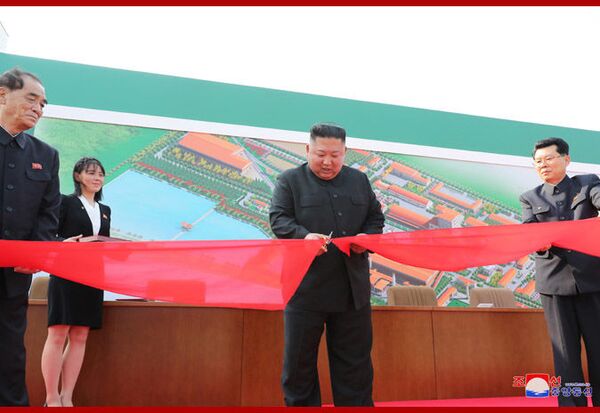 Лидер КНДР Ким Чен Ын развенчал миф о своей смерти - Sputnik Латвия