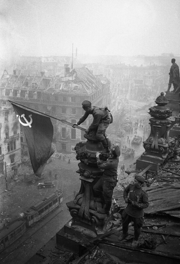 Без взятия города война бы не закончилась. На фото: Знамя Победы над зданием Рейхстага, 1 мая 1945 года - Sputnik Латвия
