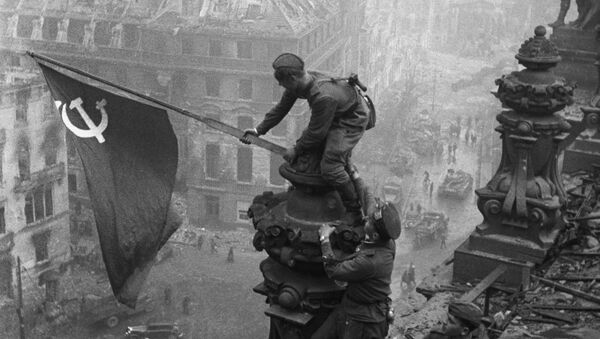 Знамя Победы над Рейхстагом в Берлине, 1945 год - Sputnik Латвия