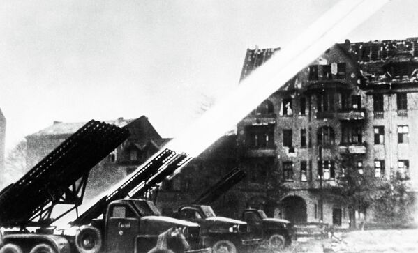 Берлинская стратегическая наступательная операция началась на рассвете 16 апреля. На фото - гвардейские минометы и Катюши ведут огонь - Sputnik Латвия