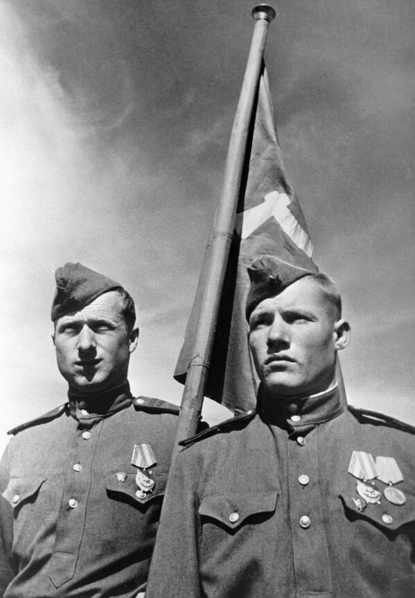 Разведчики 756-го стрелкового полка сержант Михаил Егоров и младший сержант Мелитон Кантария, водрузившие над куполом Рейхстага красное знамя - Sputnik Латвия