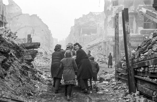 Жители Берлина возвращаются домой по заваленной обломками улице. Бои закончились. Май 1945 года - Sputnik Латвия