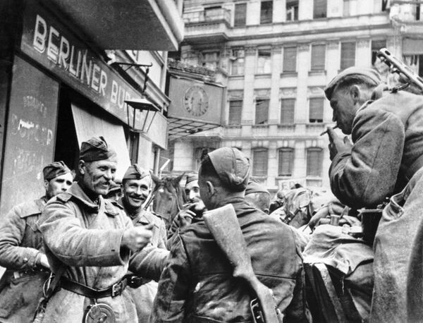 В ходе Берлинской операции Красная армия окружила и ликвидировала самую крупную в истории войн вражескую группировку. Советские солдаты празднуют победу в Берлине, 1945 год - Sputnik Латвия