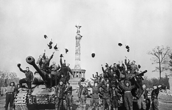 Советские танкисты радуются победе. Берлин, май 1945 года. Репродукция - Sputnik Латвия