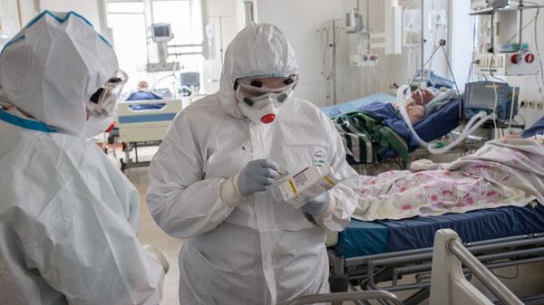 Медицинские работники в отделении реанимации для больных с коронавирусной инфекцией - Sputnik Latvija