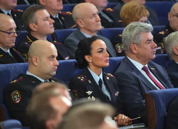Председатель комитета Совета Федерации РФ по обороне и безопасности Виктор Бондарев (справа) и официальный представитель МВД РФ, помощник министра внутренних дел РФ генерал-майор полиции Ирина Волк на расширенном заседании коллегии Министерства внутренних дел РФ. - Sputnik Латвия