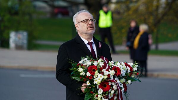 Президент Латвии Эгилс Левитс возлагает цветы к памятнику Свободы 4 мая - Sputnik Латвия