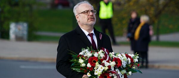 Президент Латвии Эгилс Левитс возлагает цветы к памятнику Свободы 4 мая - Sputnik Латвия