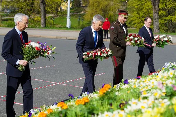 Весенний юбилей независимости Латвии: экзистенциальный, цветочный, на белых скатертях Весенний юбилей независимости Латвии: экзистенциальный, цветочный, на белых скатертях - Sputnik Латвия