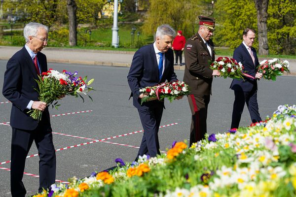 Весенний юбилей независимости Латвии: экзистенциальный, цветочный, на белых скатертях - Sputnik Латвия