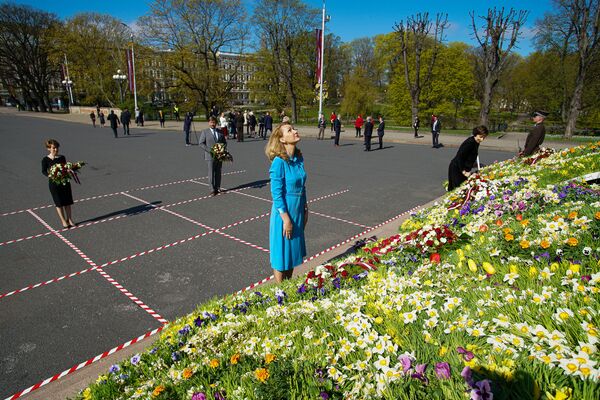 Весенний юбилей независимости Латвии: экзистенциальный, цветочный, на белых скатертях - Sputnik Латвия