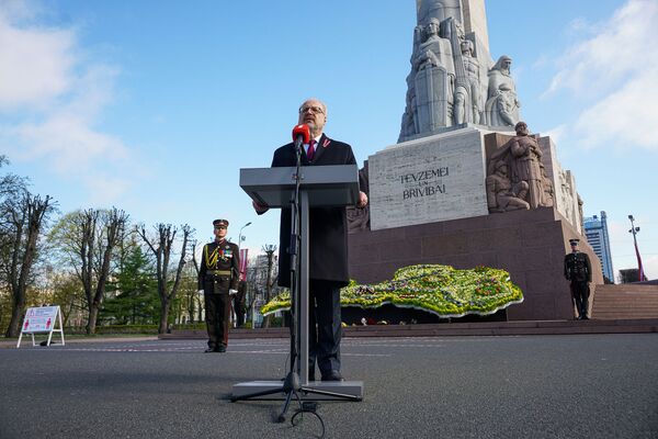 Весенний юбилей независимости Латвии: экзистенциальный, цветочный, на белых скатертях - Sputnik Латвия
