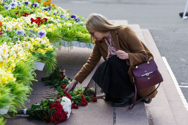 Весенний юбилей независимости Латвии: экзистенциальный, цветочный, на белых скатертях - Sputnik Латвия