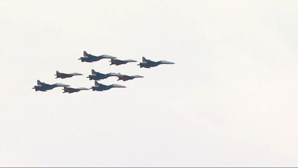 Истребители в небе над Москвой готовятся к параду Победы - Sputnik Latvija