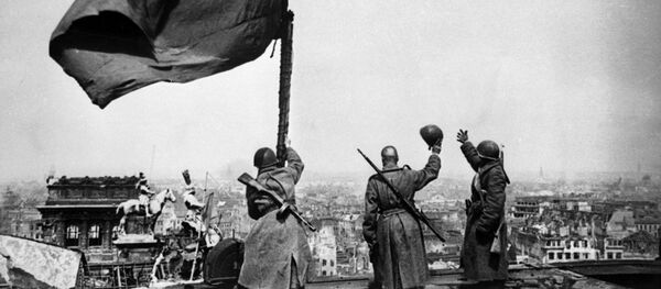 Советское знамя над Рейхстагом. - Sputnik Latvija