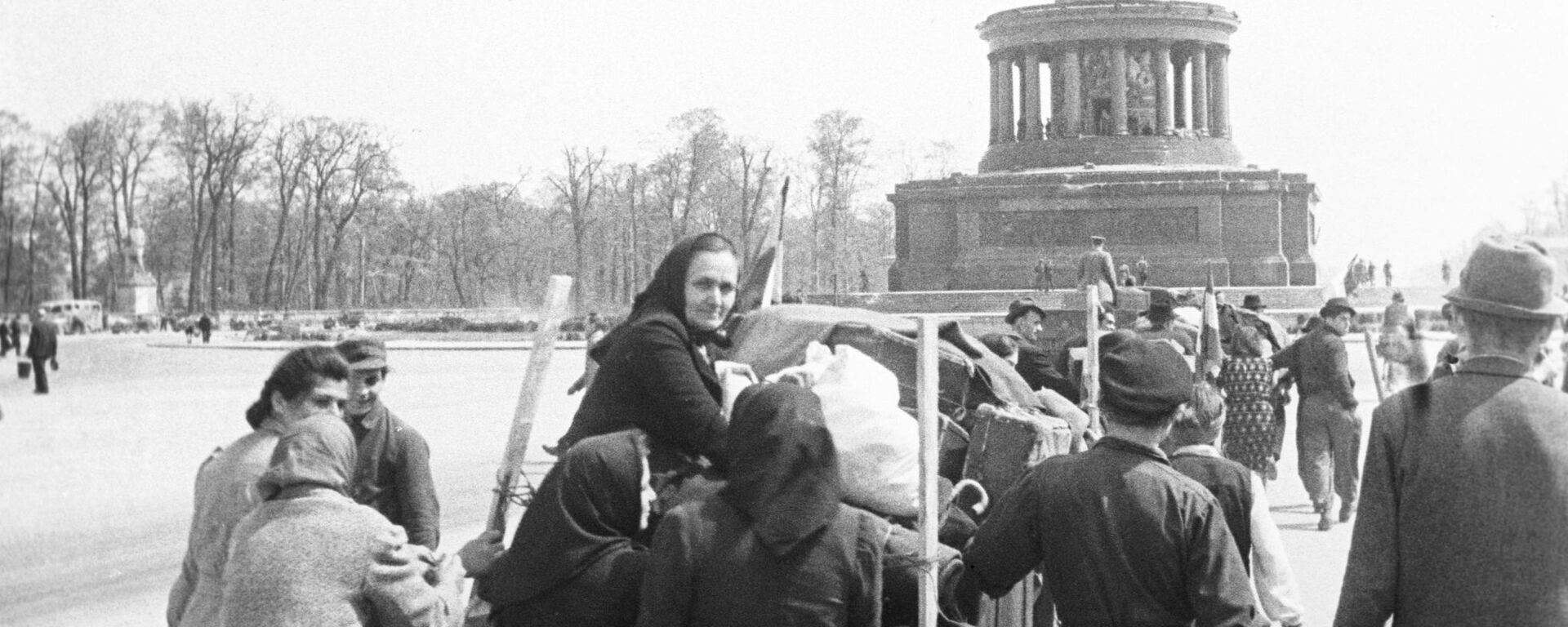 Жители Берлина возвращаются домой. - Sputnik Латвия, 1920, 05.05.2025