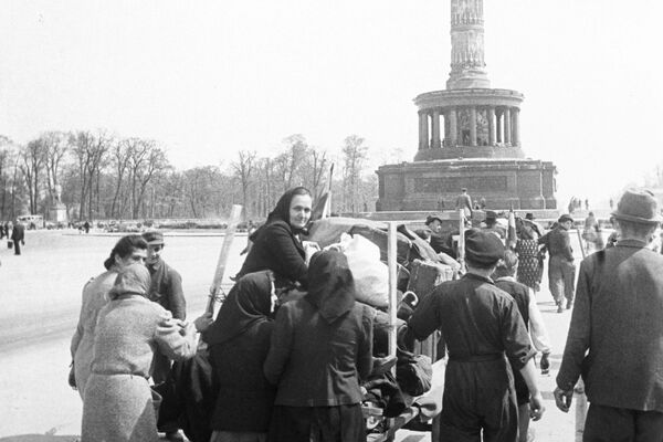 Berlīnes iedzīvotāji atgriežas mājās Berlīnes iedzīvotāji atgriežas mājās - Sputnik Latvija