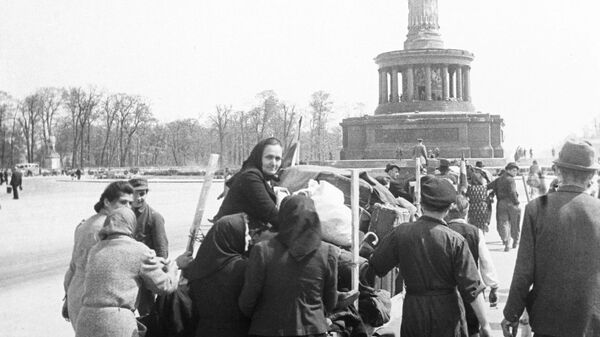 Жители Берлина возвращаются домой. - Sputnik Латвия