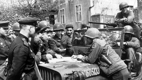 25 апреля 1945 года в районе Торгау на Эльбе войска 1-го Украинского фронта встретились с войсками 1-й армии США. - Sputnik Latvija