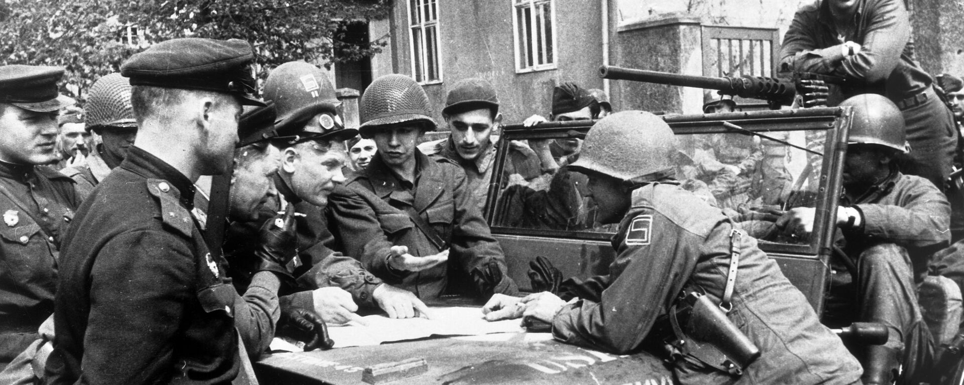 25 апреля 1945 года в районе Торгау на Эльбе войска 1-го Украинского фронта встретились с войсками 1-й армии США. - Sputnik Латвия, 1920, 06.05.2020